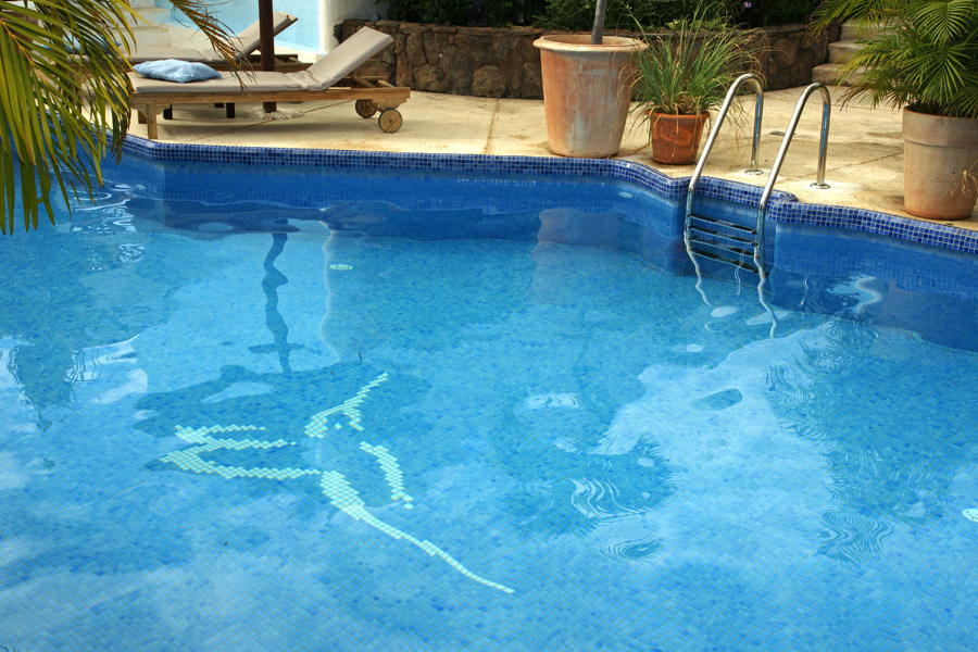 logo moasico en la piscina