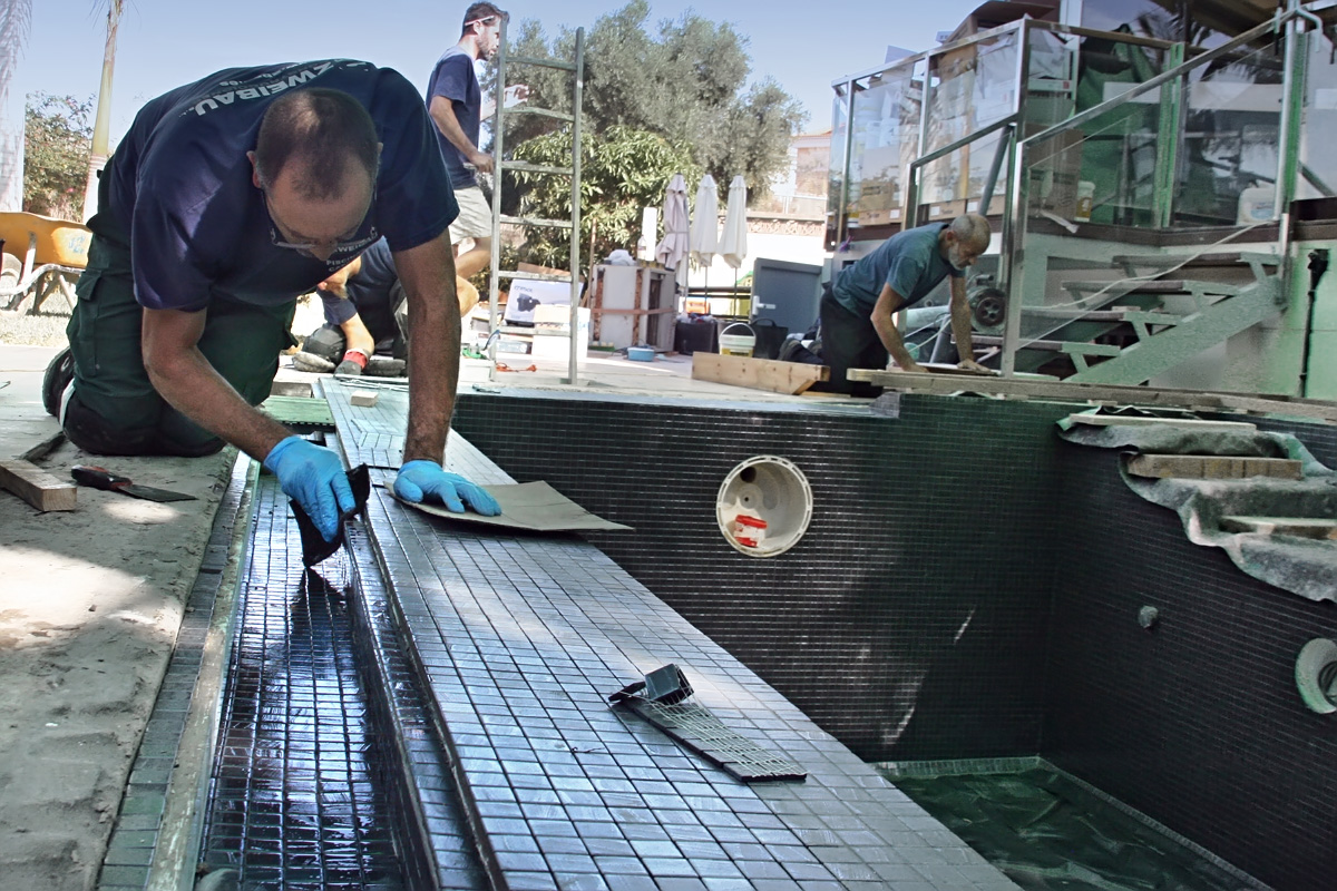 Mosaik an der Poolrinne