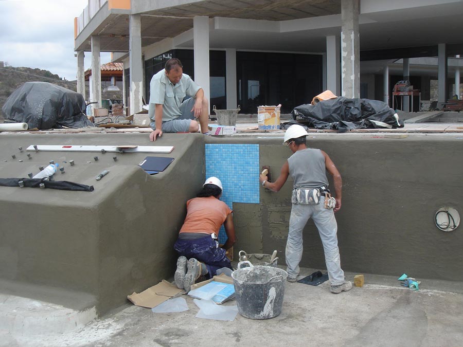 Die ersten gelegten Fliesen aus Mosaik