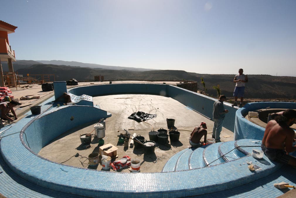 fertiges Mosaik rund um den Pool