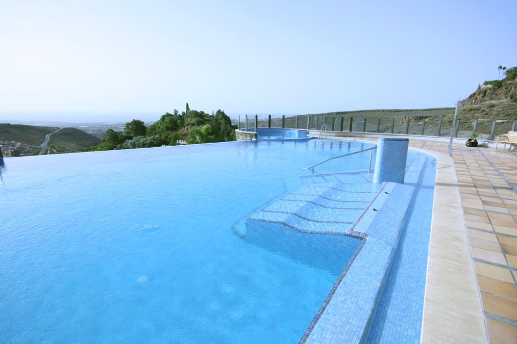 frisch gefüllter Pool