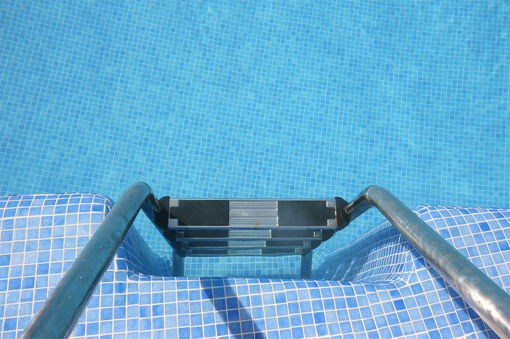 Vista superior escaleras piscina