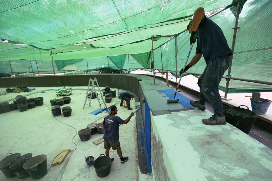 Poolabdichtung auftragen