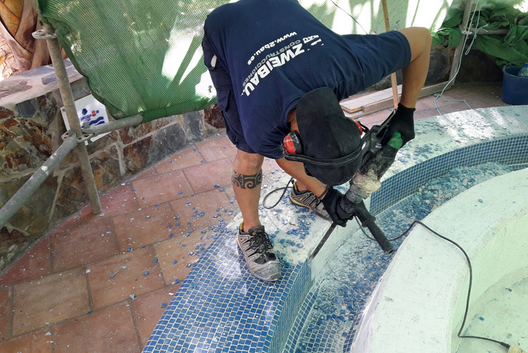 Proceso de retirada de mosaicos antiguos
