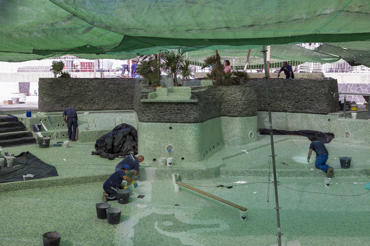 Fast fertiggestellt  Die neue Beckenverkleidung nahezu vollendet