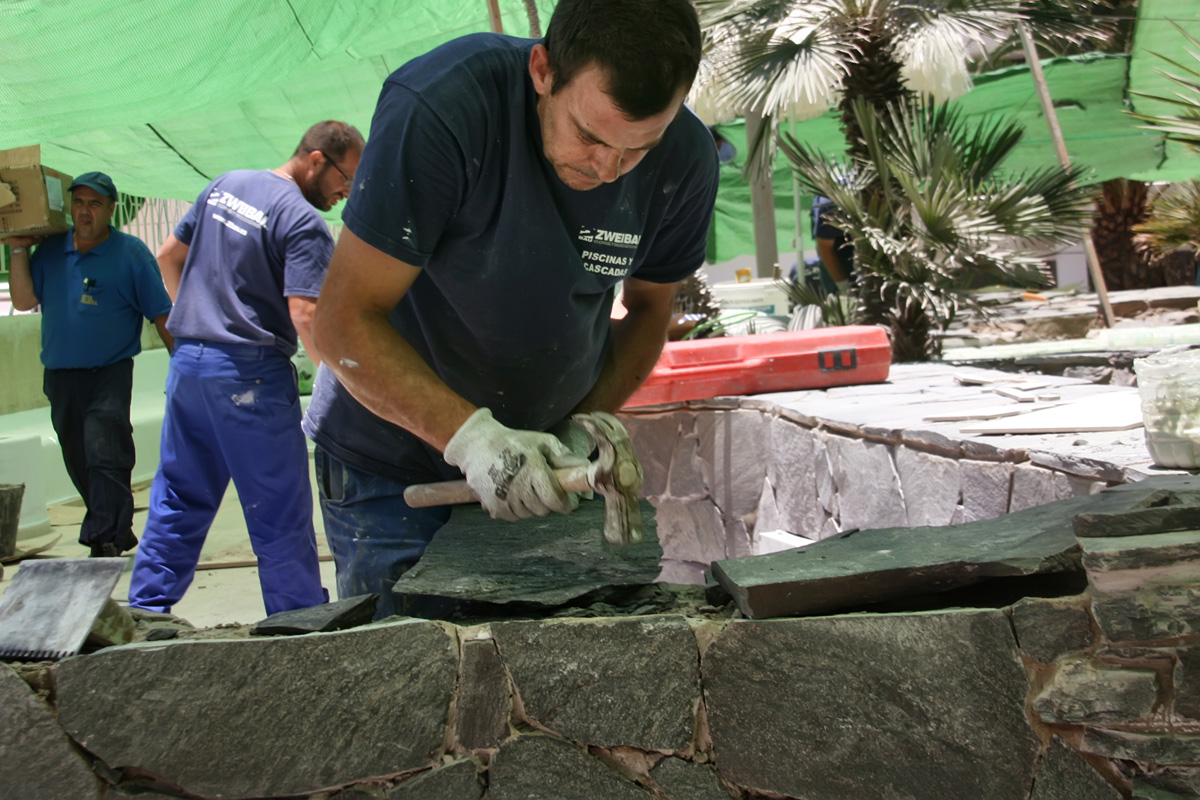 Formgebung  des Natursteins für die Mauer 