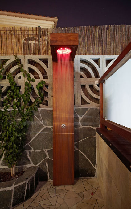 Ducha exterior foco luz rojo