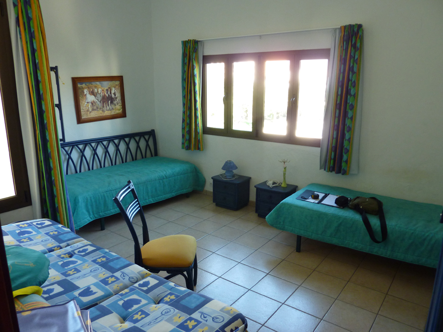 Habitacion tres camas azul