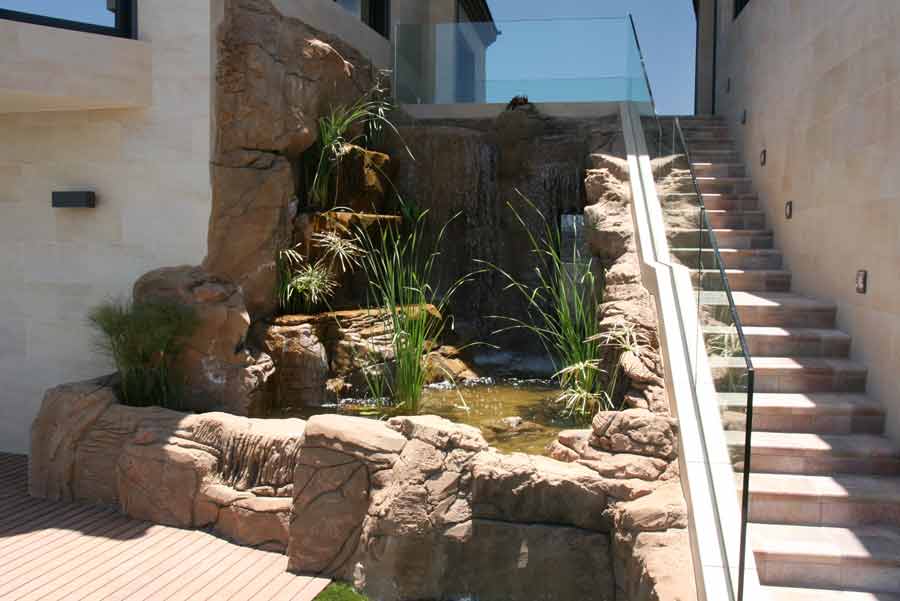 Escaleras exteriores barandilla cristal