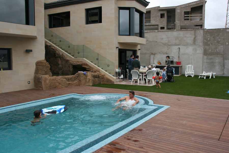 Piscina mosaicos blancos y azules